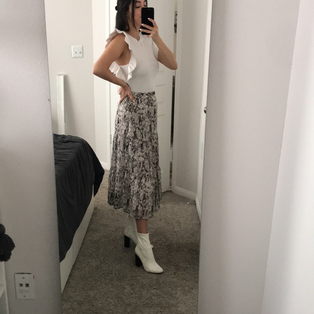 Snake print skirt, flutter layers at bottom elastic waist, white under lining